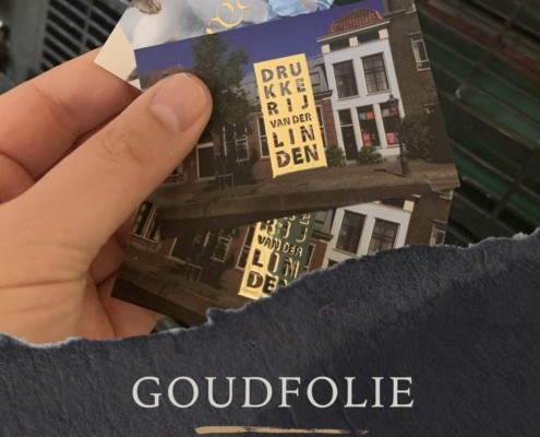 luxe visitekaartje met mat laminaat en goudfolie